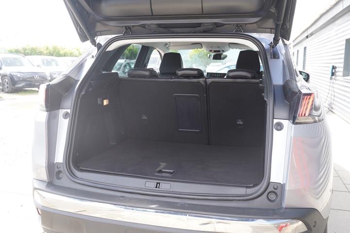 Sølv Peugeot 3008 fra 2022