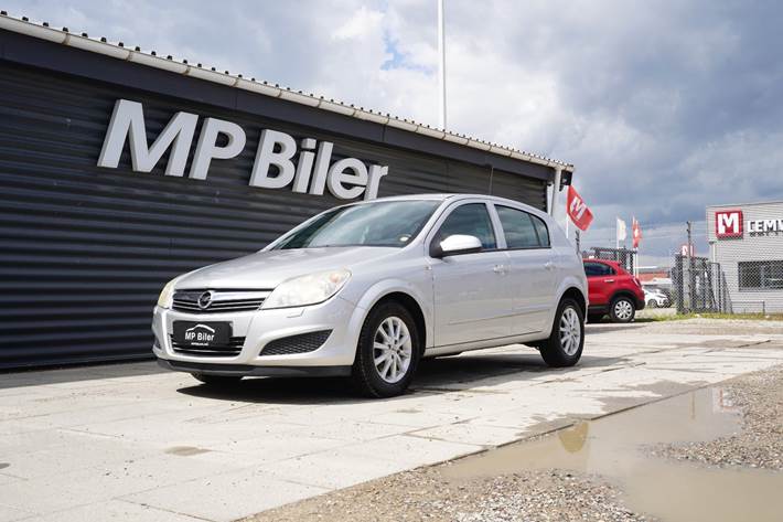 Sølv Opel Astra fra 2007 set udefra