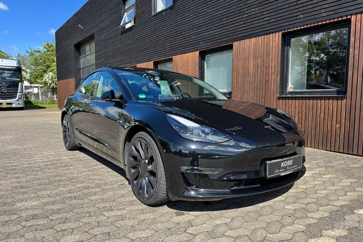 Sort Tesla Model 3 fra 2022