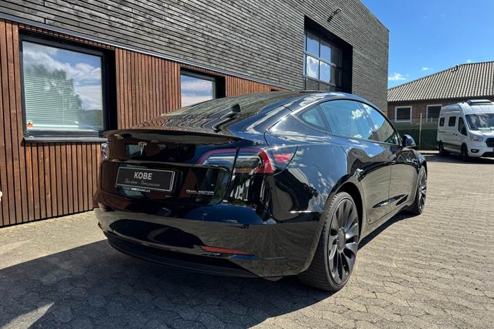 Sort Tesla Model 3 fra 2022