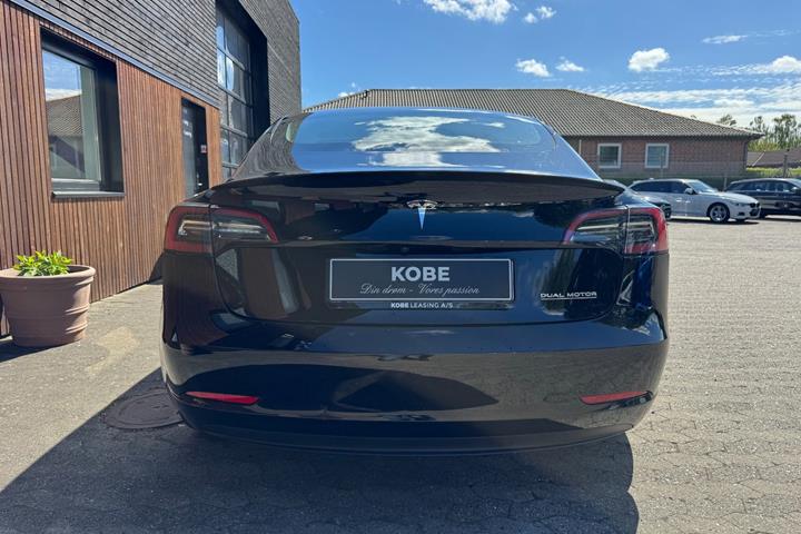 Sort Tesla Model 3 fra 2022