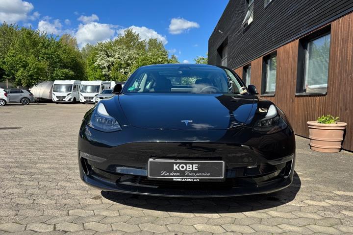 Sort Tesla Model 3 fra 2022
