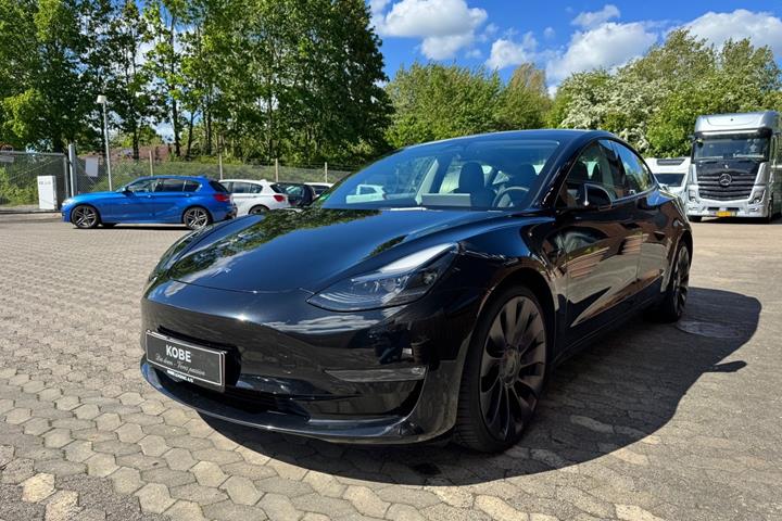 Sort Tesla Model 3 fra 2022