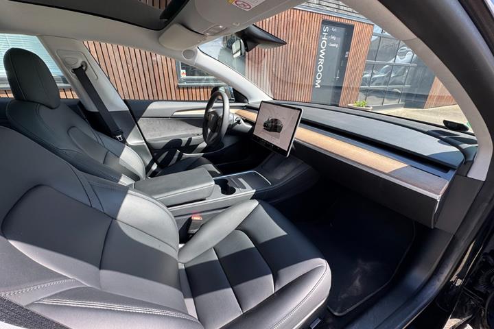 Sort Tesla Model 3 fra 2022