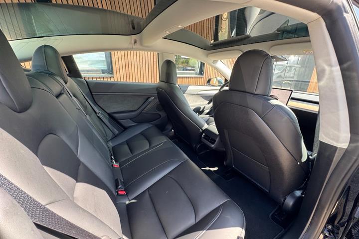 Sort Tesla Model 3 fra 2022