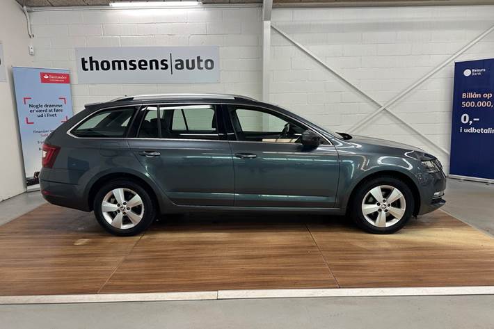 Grå Skoda Octavia fra 2020