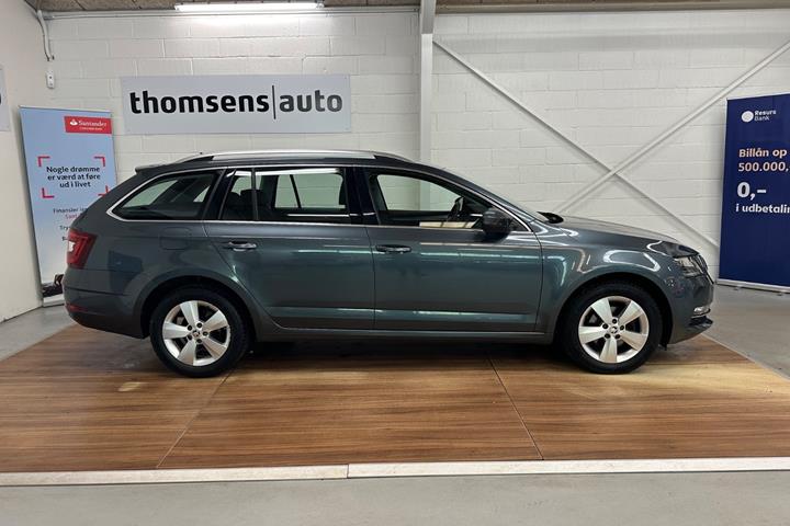 Grå Skoda Octavia fra 2020