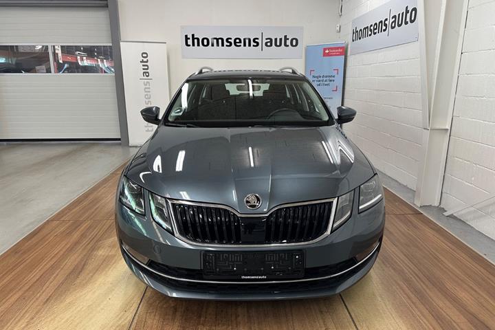 Grå Skoda Octavia fra 2020