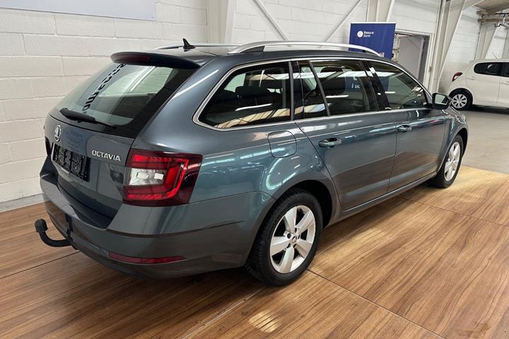 Grå Skoda Octavia fra 2020