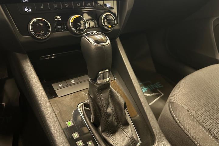 Grå Skoda Octavia fra 2020