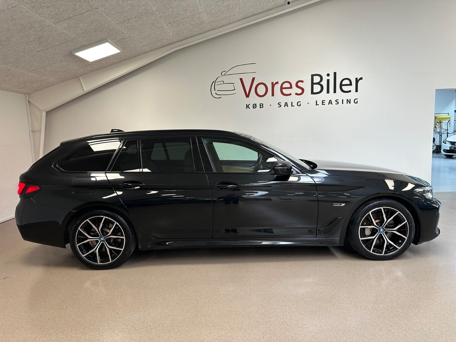 Sort BMW 530e fra 2022