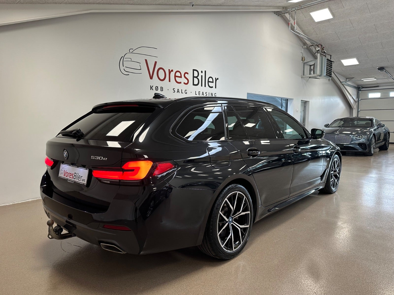 Sort BMW 530e fra 2022