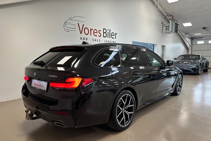Sort BMW 530e fra 2022