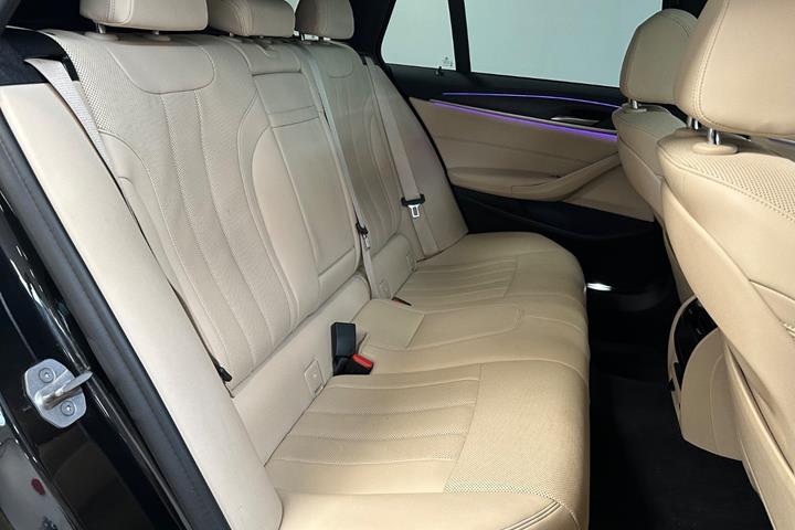 Sort BMW 530e fra 2022