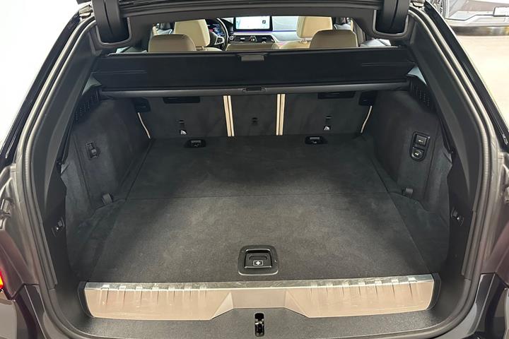 Sort BMW 530e fra 2022