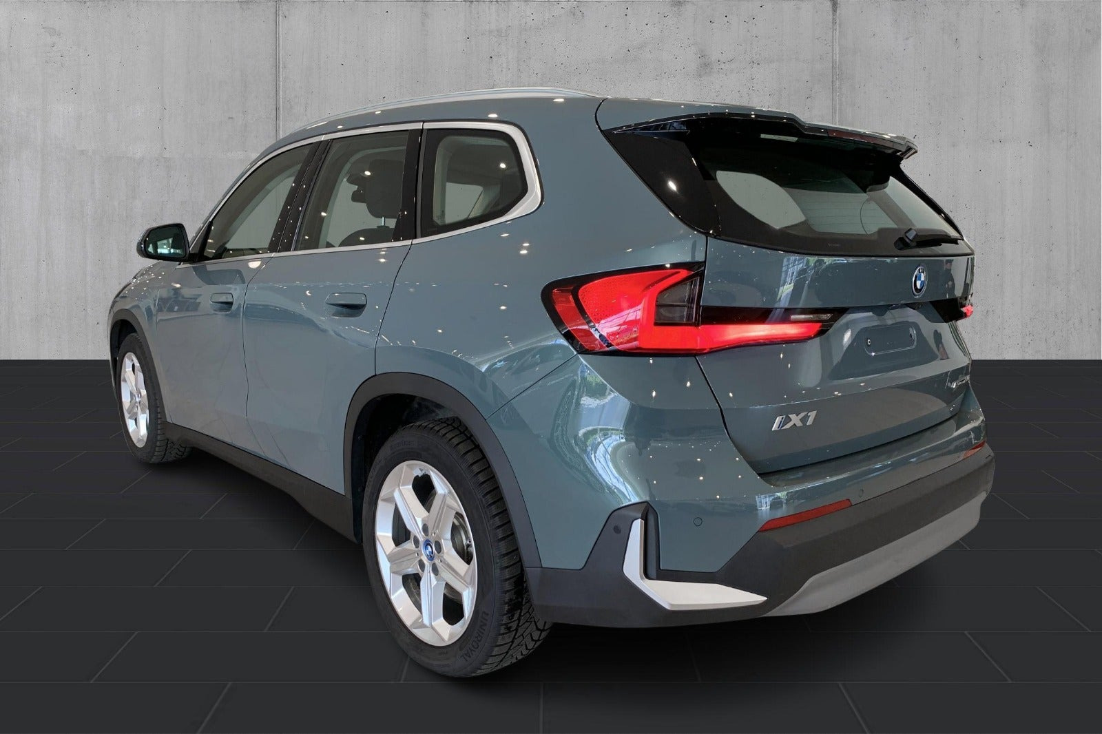 Grøn BMW iX1 fra 2024