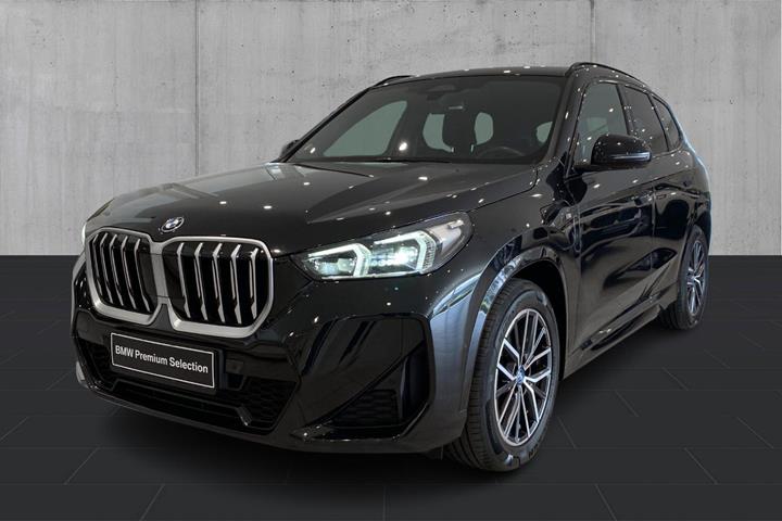 Sort BMW X1 fra 2023 set udefra