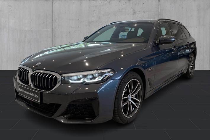 Blå BMW 530e fra 2023