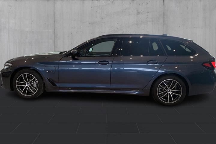 Blå BMW 530e fra 2023