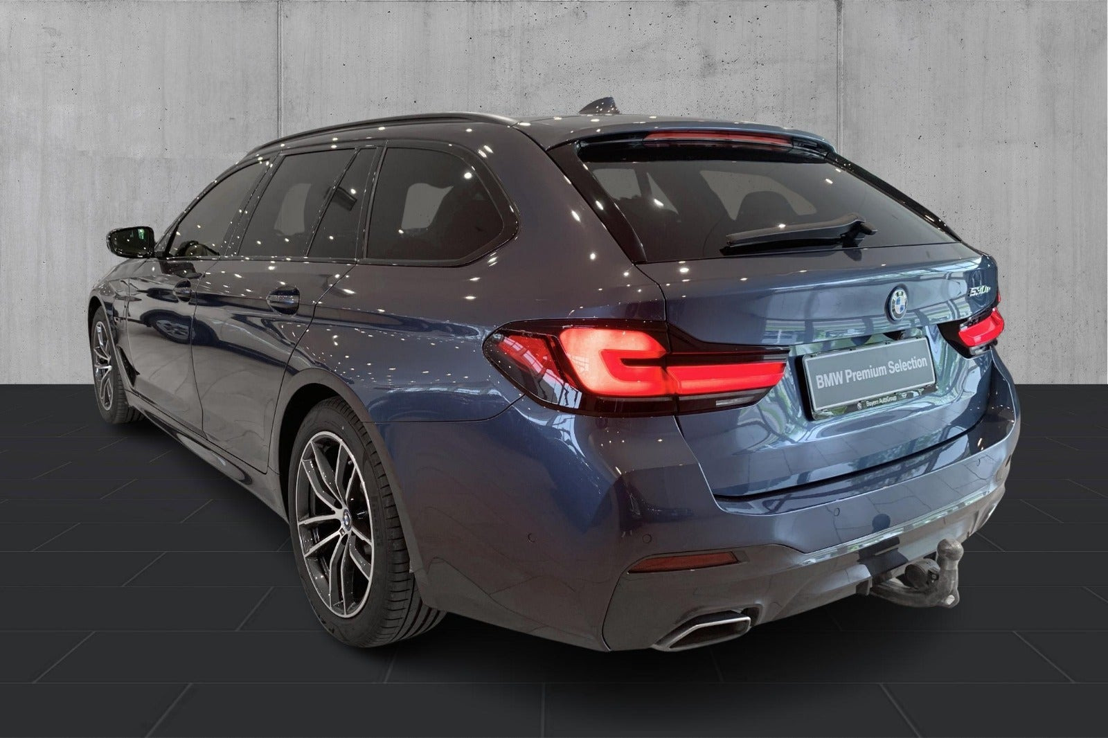Blå BMW 530e fra 2023