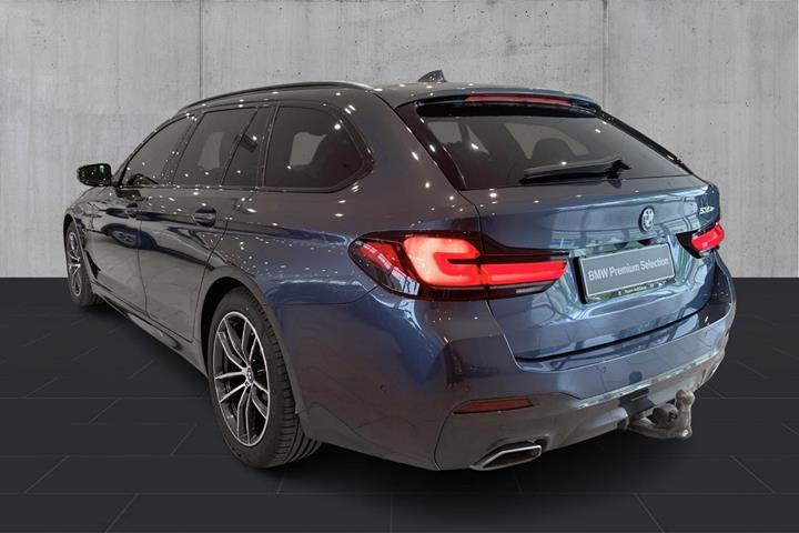 Blå BMW 530e fra 2023