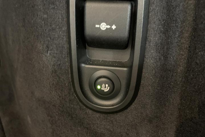 Blå BMW 530e fra 2023