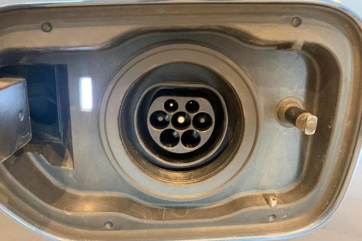 Blå BMW 530e fra 2023