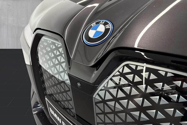 Grå BMW iX fra 2022