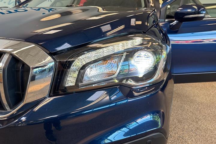 Blå Suzuki S-Cross fra 2021