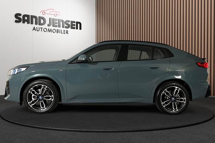 Grøn BMW iX2 fra 2025
