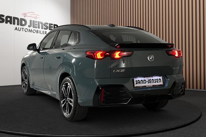 Grøn BMW iX2 fra 2025