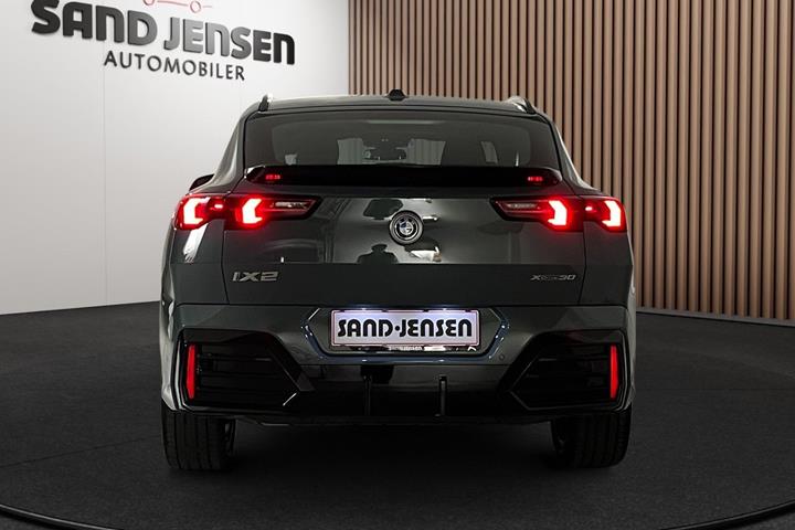 Grøn BMW iX2 fra 2025 set udefra