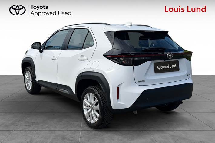 Hvid Toyota Yaris Cross fra 2025