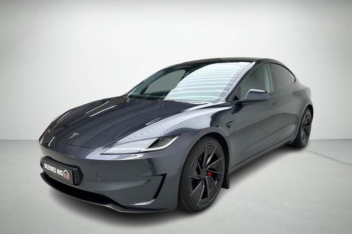 Grå Tesla Model 3 fra 2024