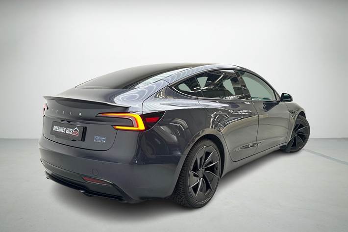 Grå Tesla Model 3 fra 2024
