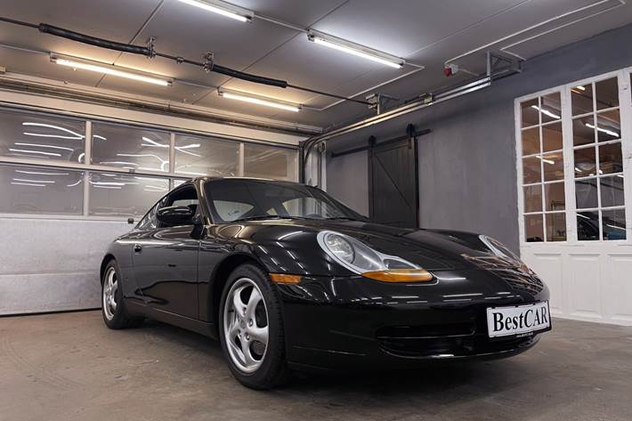 Sort Porsche 911 Carrera fra 1998