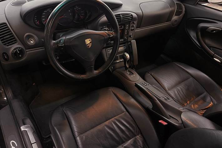 Sort Porsche 911 Carrera fra 1998