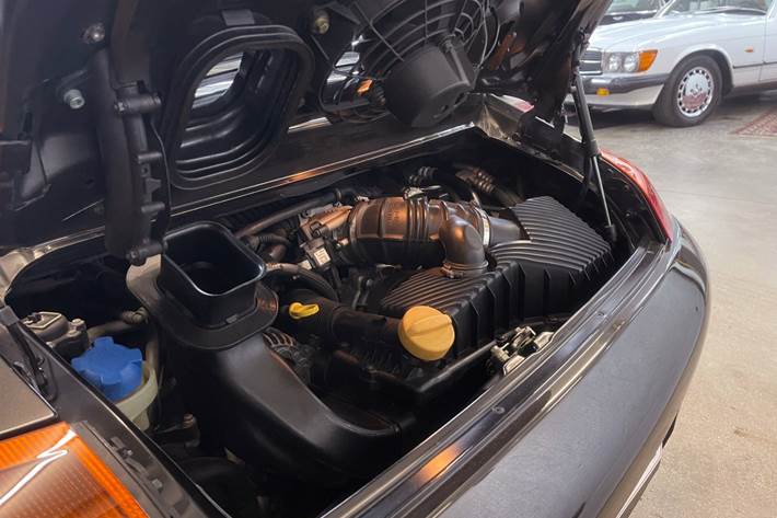 Sort Porsche 911 Carrera fra 1998