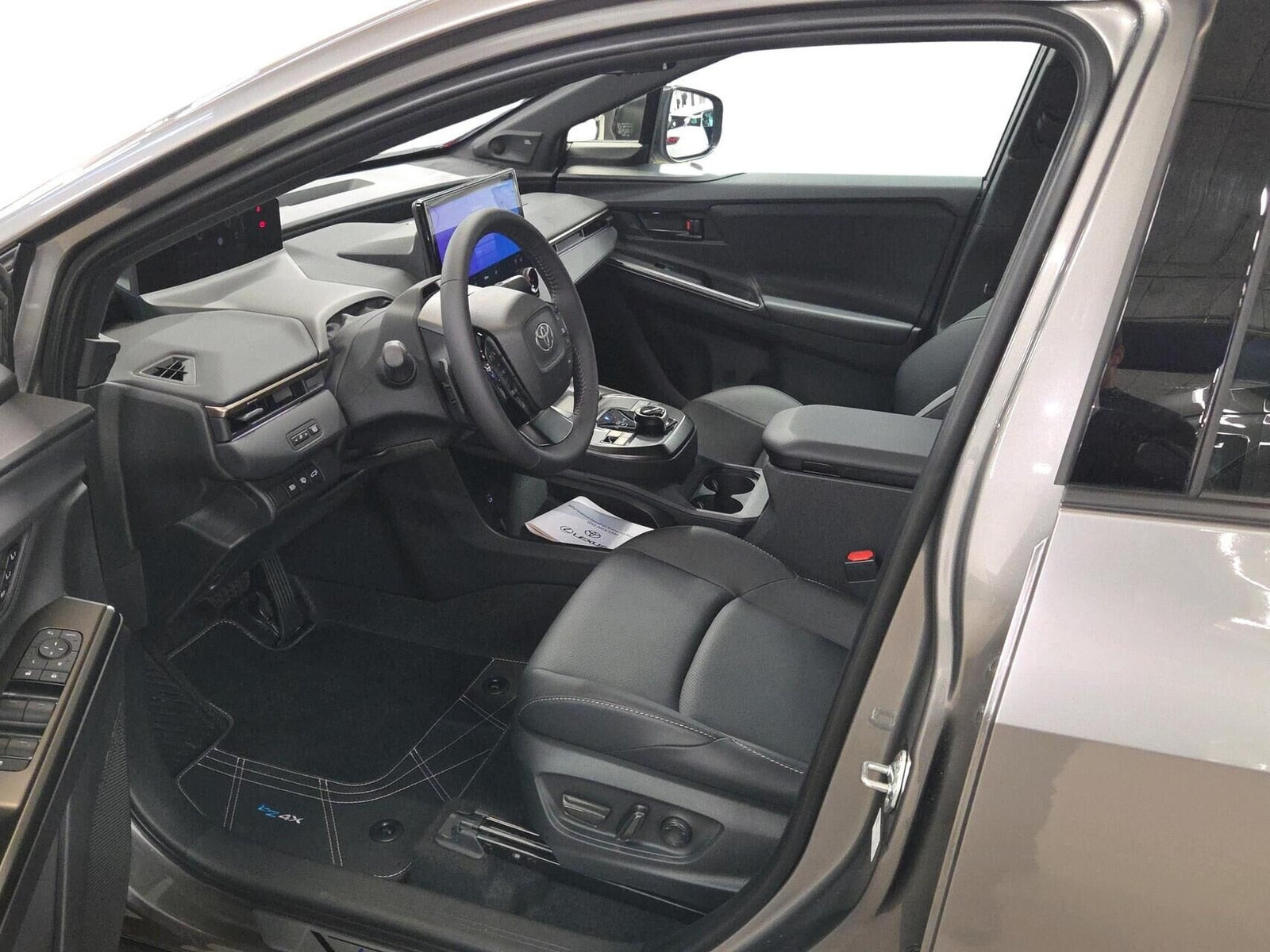 Grå Toyota BZ4X fra 2025