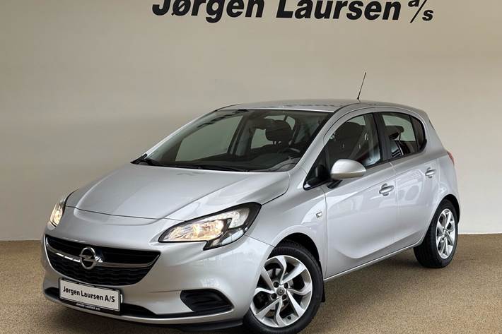 Sølv Opel Corsa fra 2016 set udefra