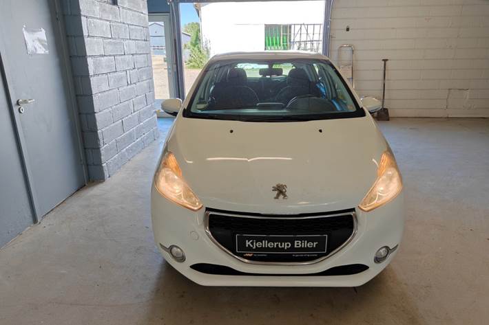 Gul Peugeot 208 fra 2014