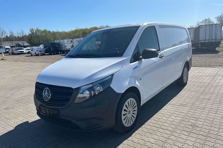 Hvid Mercedes eVito 112 fra 2023 set udefra