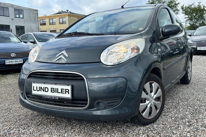 Grøn Citroën C1 fra 2011 set udefra