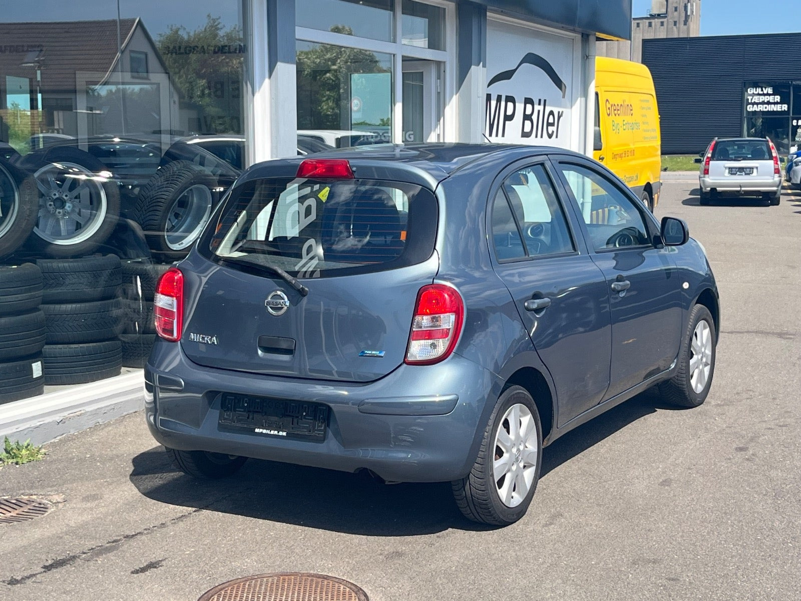 Grå Nissan Micra fra 2011