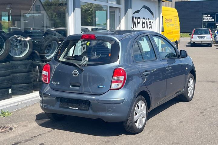 Grå Nissan Micra fra 2011