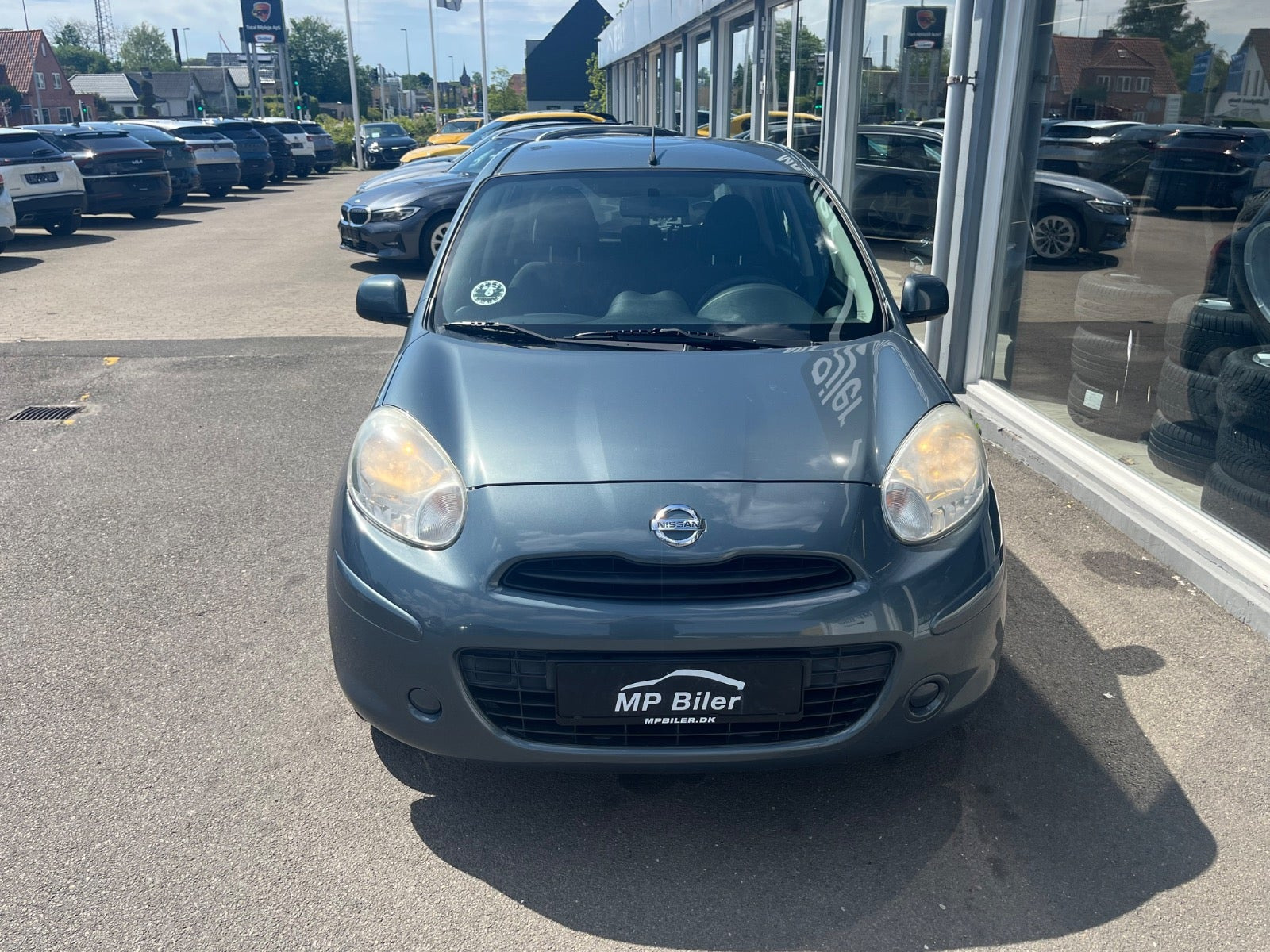 Grå Nissan Micra fra 2011