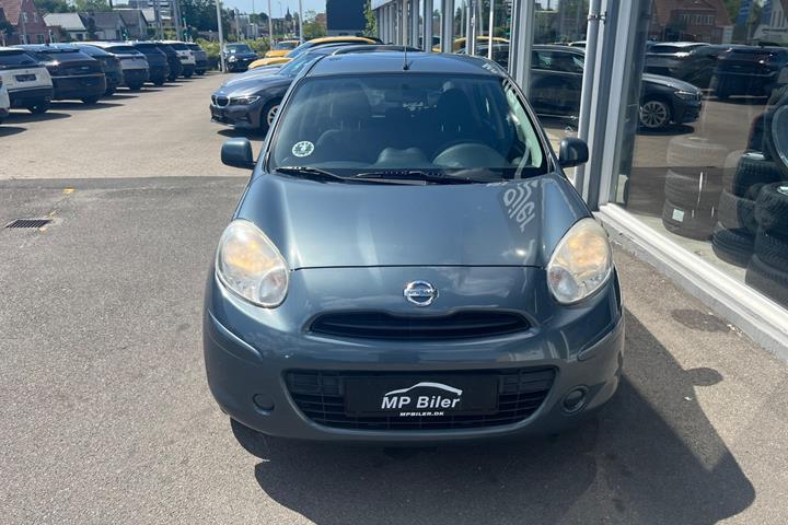 Grå Nissan Micra fra 2011