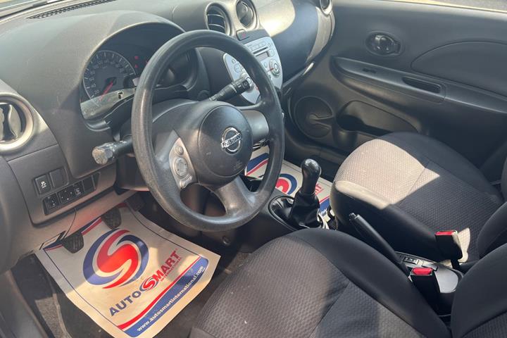 Grå Nissan Micra fra 2011