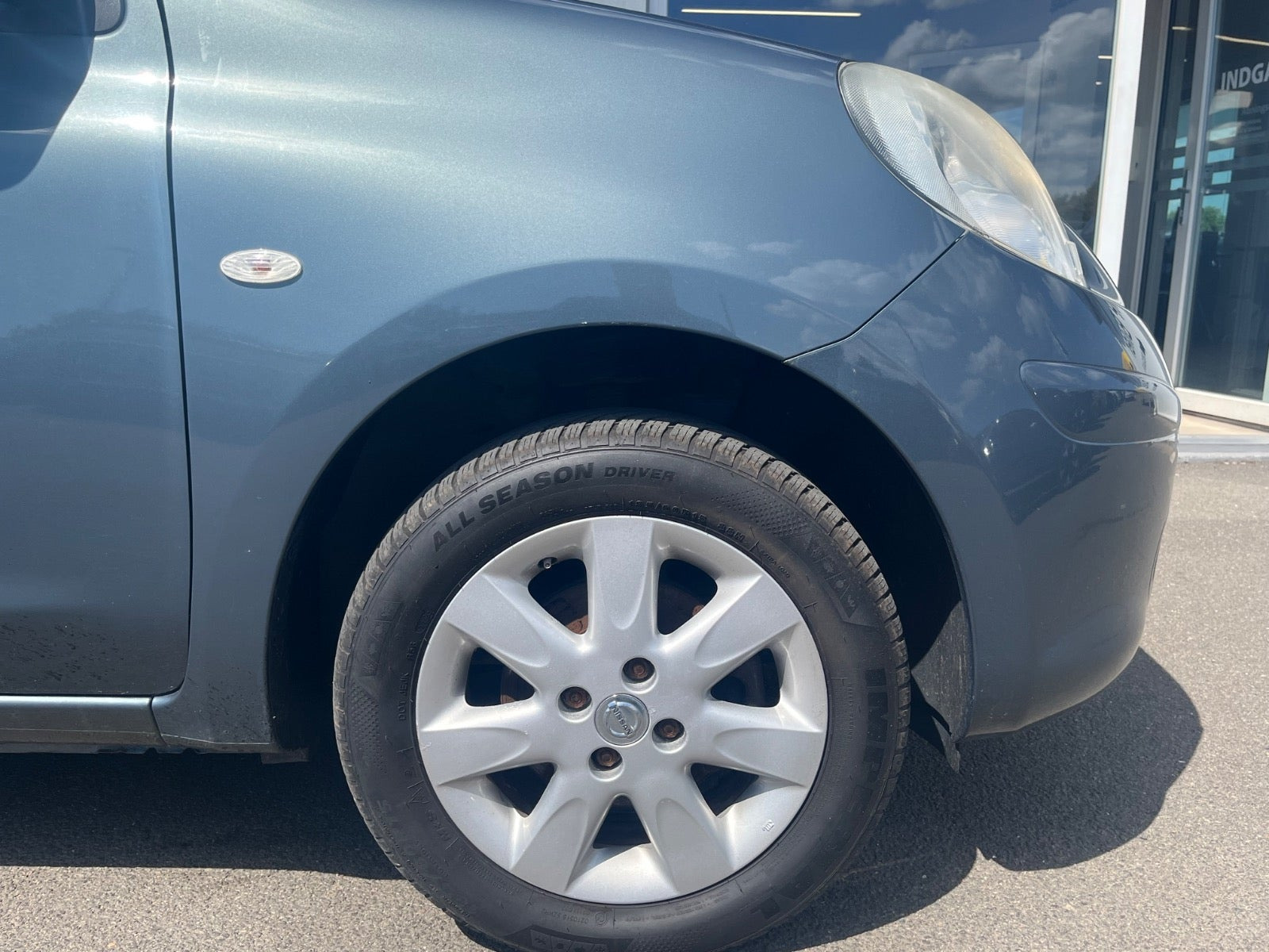 Grå Nissan Micra fra 2011