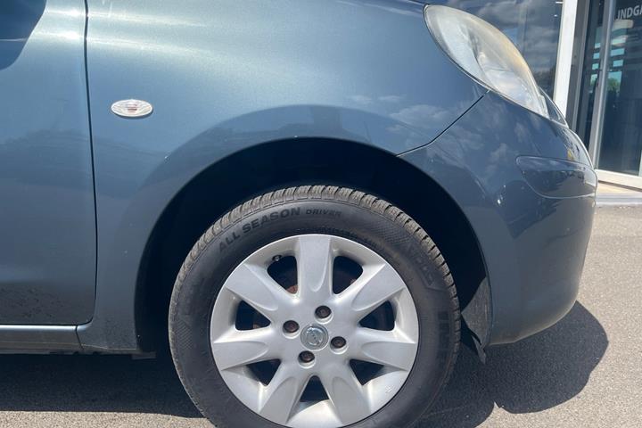 Grå Nissan Micra fra 2011